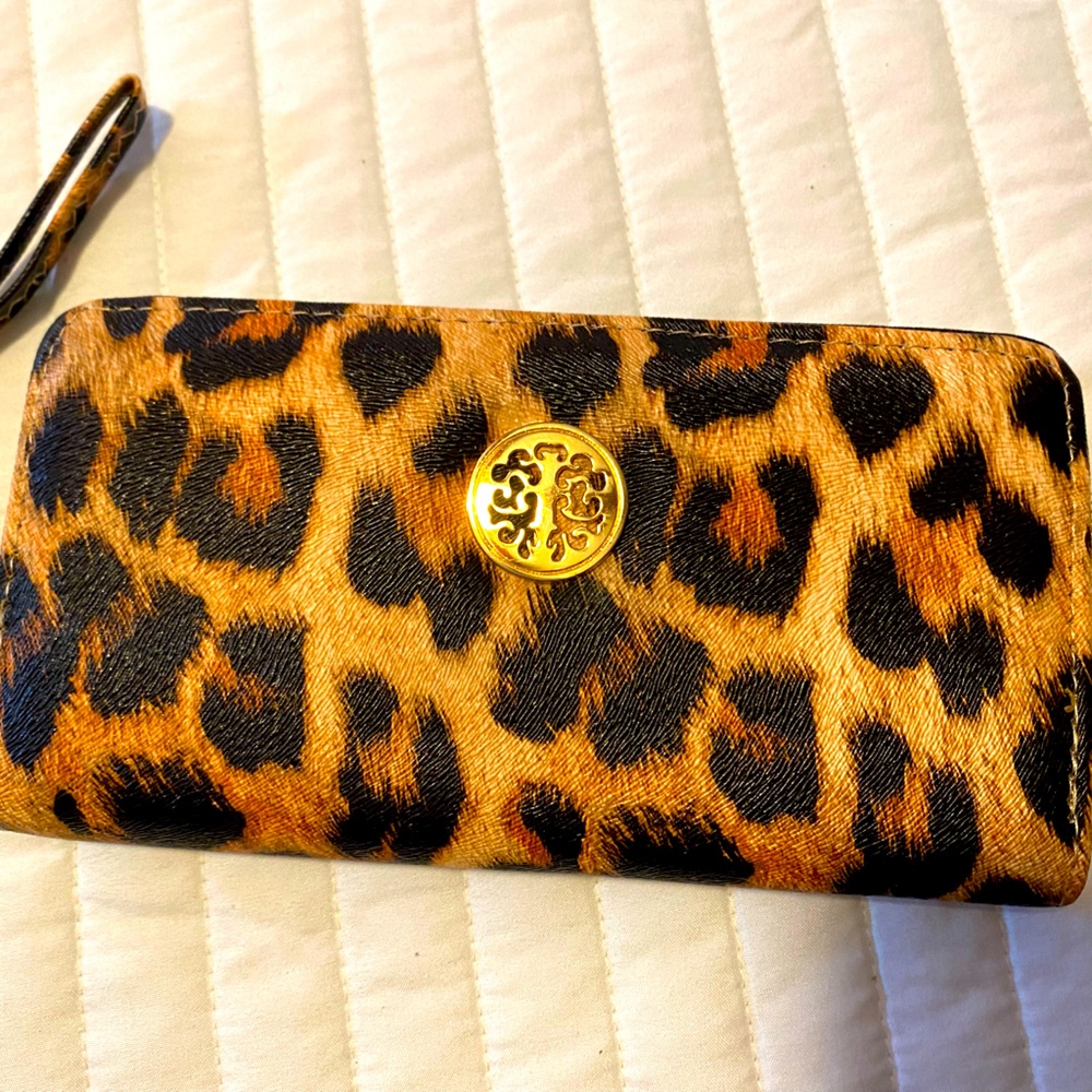 Cheetah Print women’s full sized zipper wallet. BNWT’S.